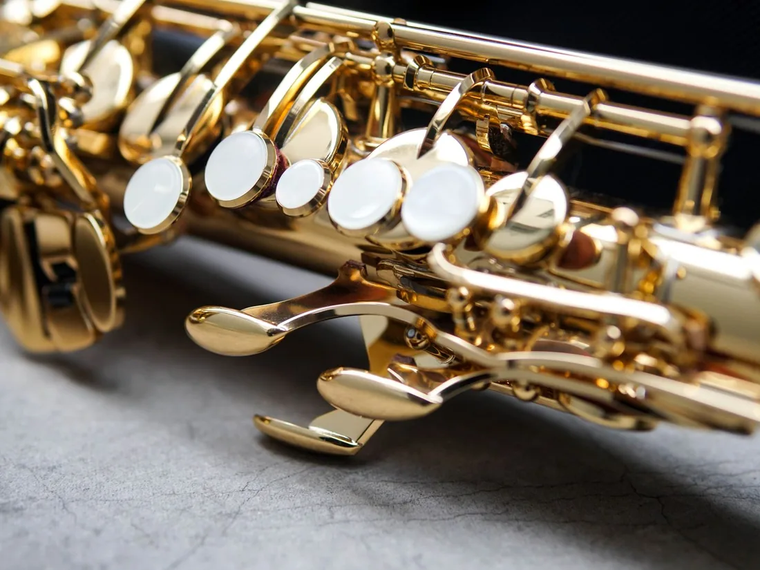 Detail klapkové mechaniky saxofonu s osičkami, ramínky a poduškami